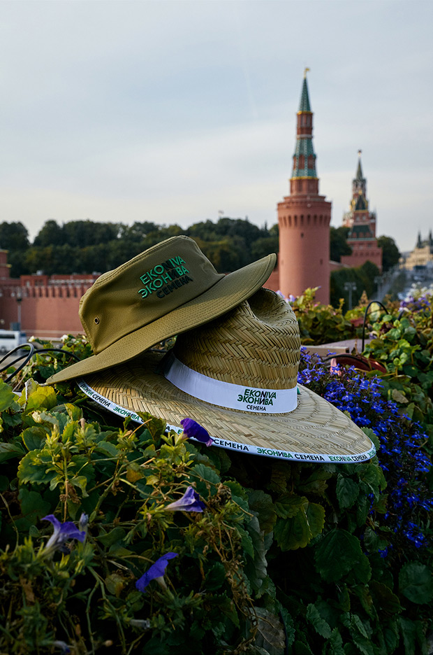 Шляпы ЭкоНива на фоне Кремля